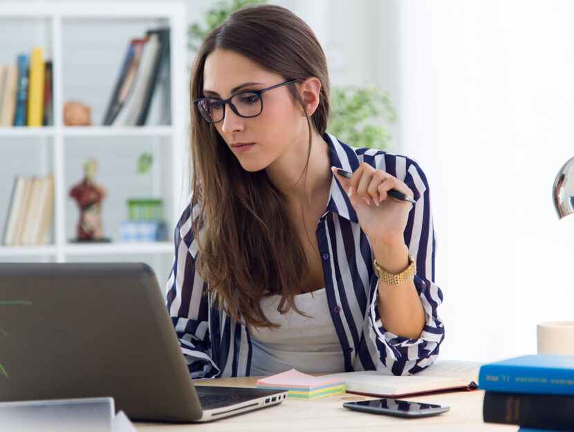 ragazza al computer