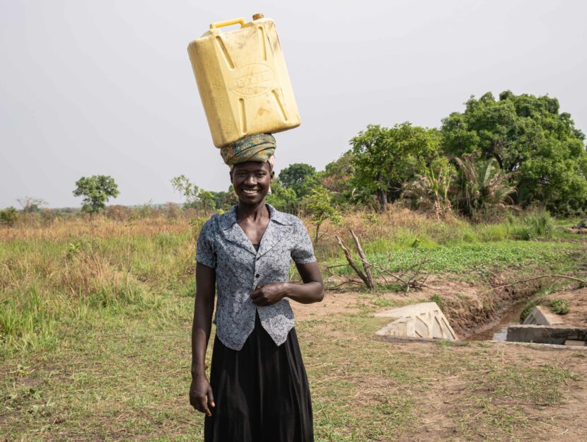 Aloyo Kerry con la sua tanica di preziosissima acqua. Vive nel villaggio di Olamkara, in Uganda. Amr