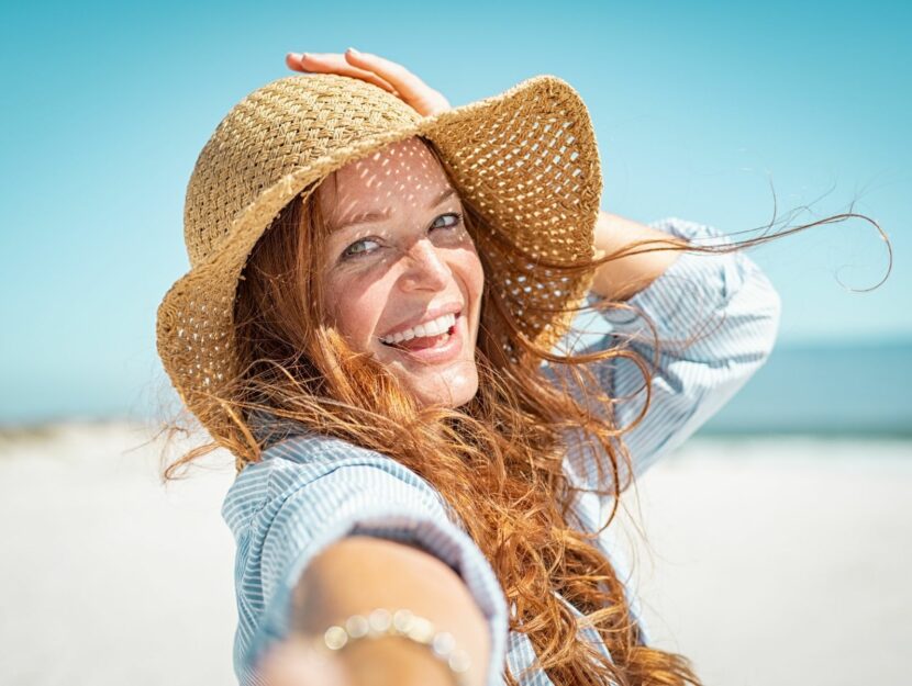 Donna sorridente al mare