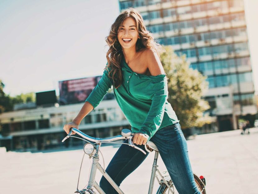 Ragazza bici città