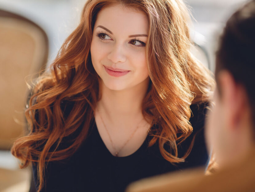 Ragazza capelli rossi primo piano