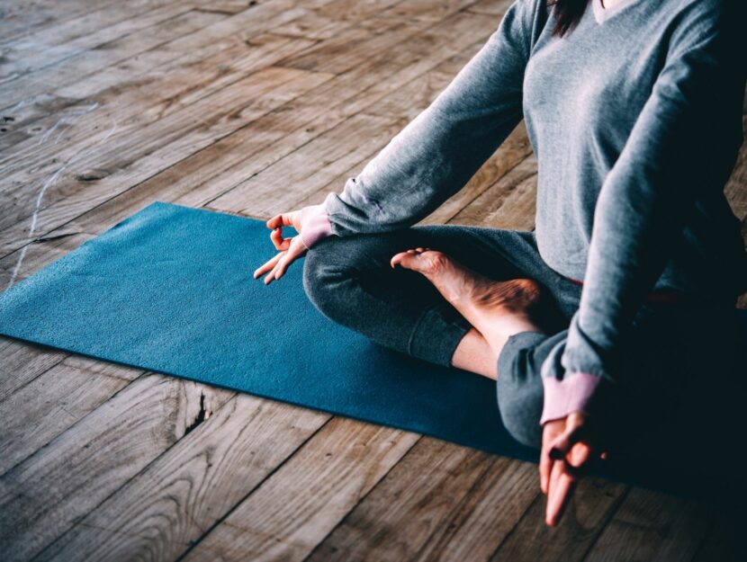 Ragazza che fa yoga la sera