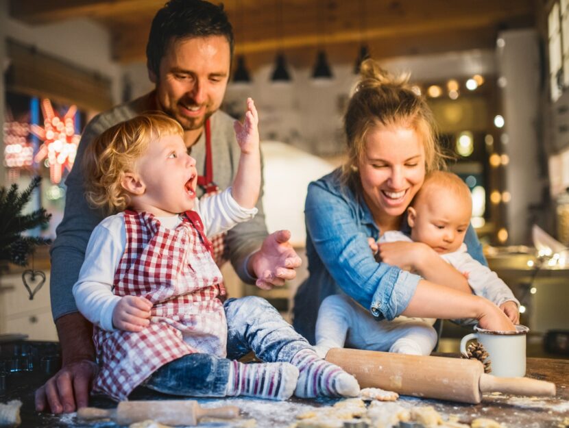 famiglia felice che si diverte in cucina, casa ordinata bambini infelici