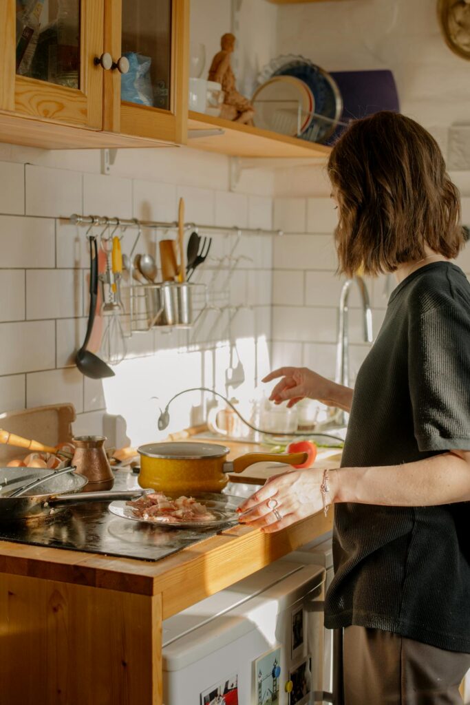 ragazza che cucina