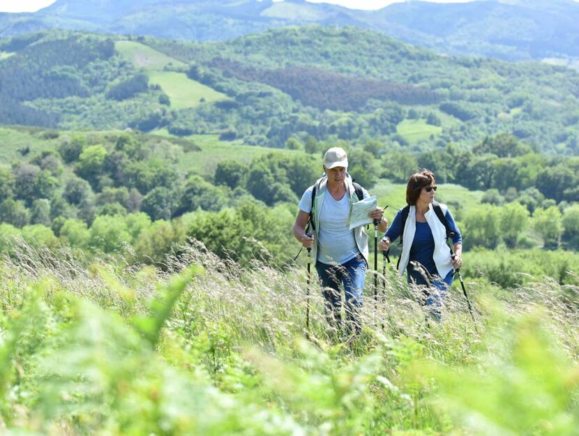 donna e uomo 60 anni camminano anatura