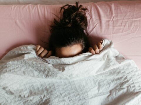Non riesci ad alzarti dal letto? Si chiama disania e puoi affrontarla così
