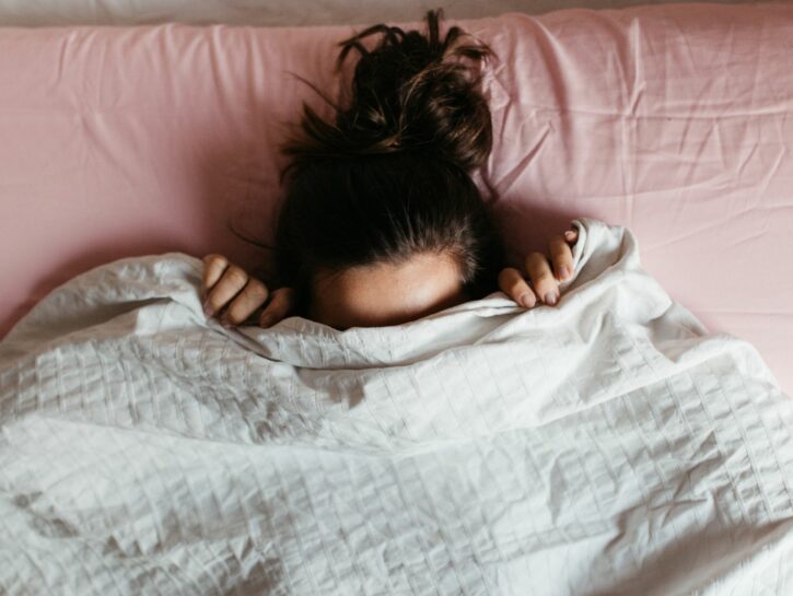 Non riesci ad alzarti dal letto? Si chiama disania e puoi affrontarla così