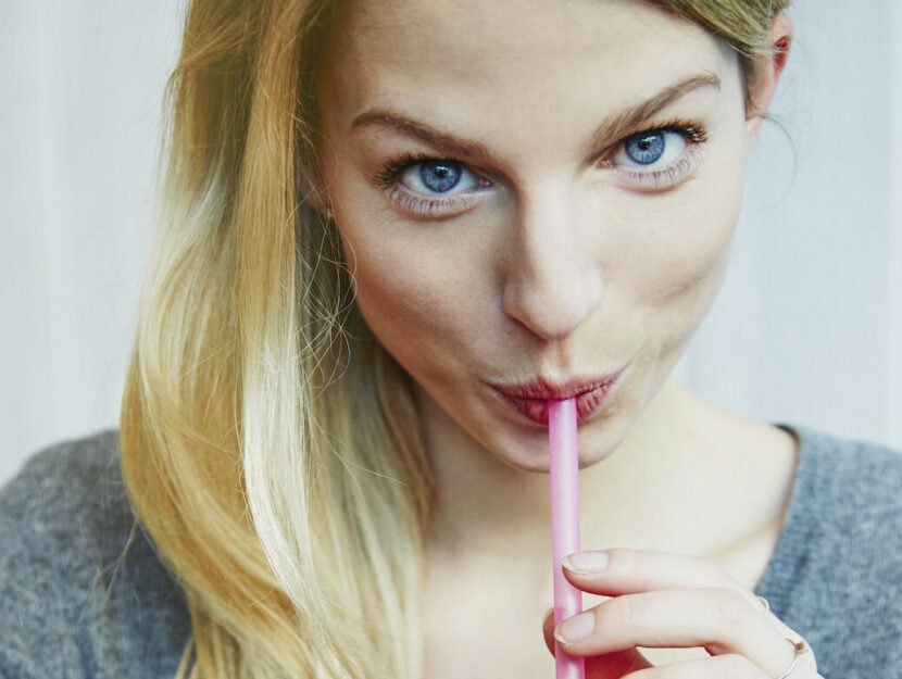 Ragazza succo di frutta