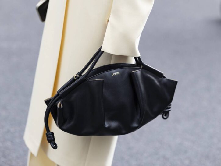 Come coprire ed eliminare i graffi da una borsa in pelle