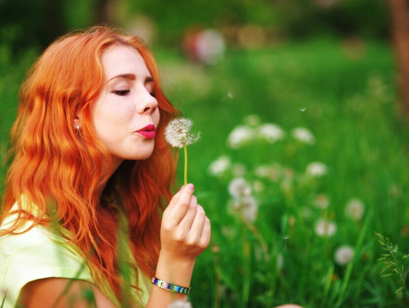 ragazza che soffia su un fiore, imparare dalla depressione