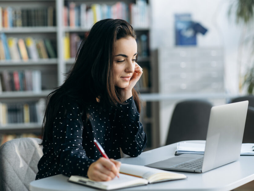 ragazza al computer che sorride, guardare in anonimo un profilo LinkedIn