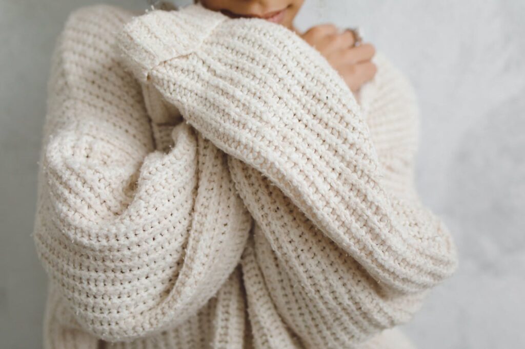 ragazza con maglione bianco