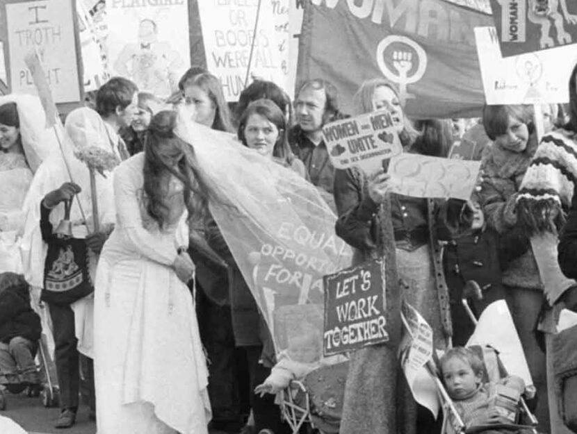 Una manifestazione a Londra l'8 marzo del 1973: lavoro e parità gli slogan di quegli anni, validi (
