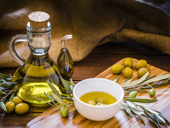 Come realizzare l'olio d'oliva aromatizzato con rosmarino e salvia