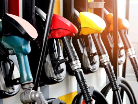 Benzina: perché aumenta tra guerra, tasse e accise