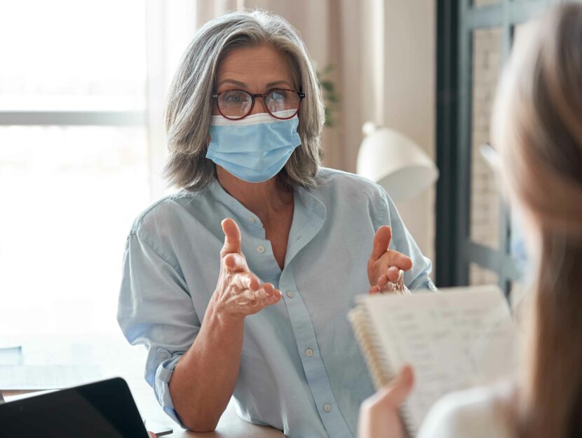 professoressa 50 anni con mascherina