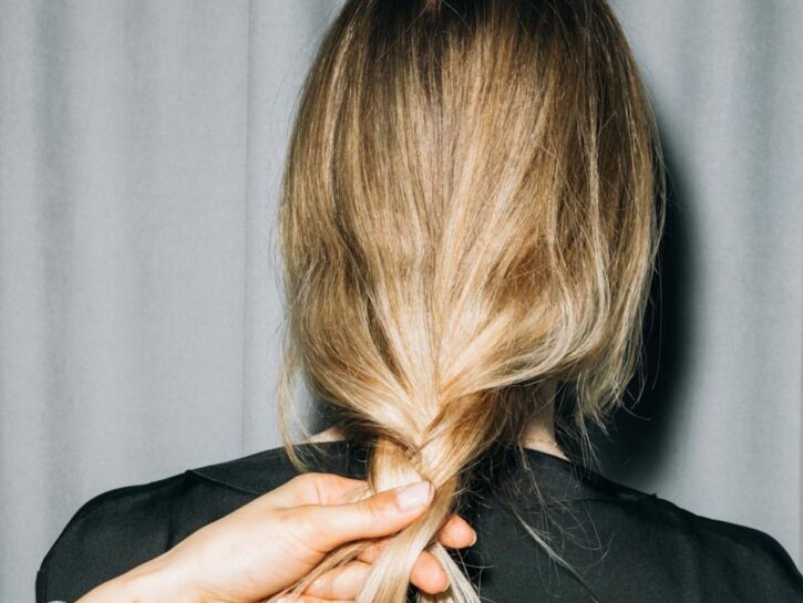 Come eliminare l'odore di fumo dai capelli