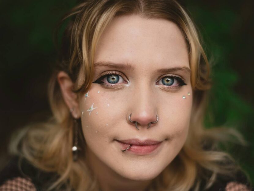 ragazza con piercing