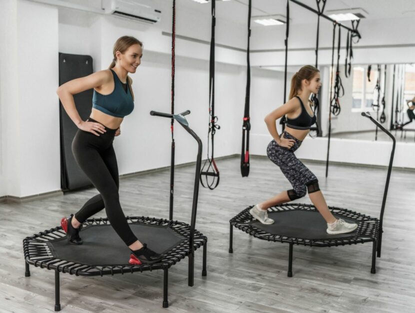 Due ragazze fanno esercizio su un trampolino da fitness