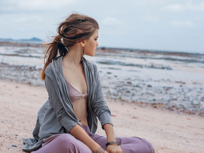 Ragazza che pensa sulla spiaggia