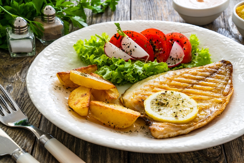 Sogliola con contorno di patate e pomodori