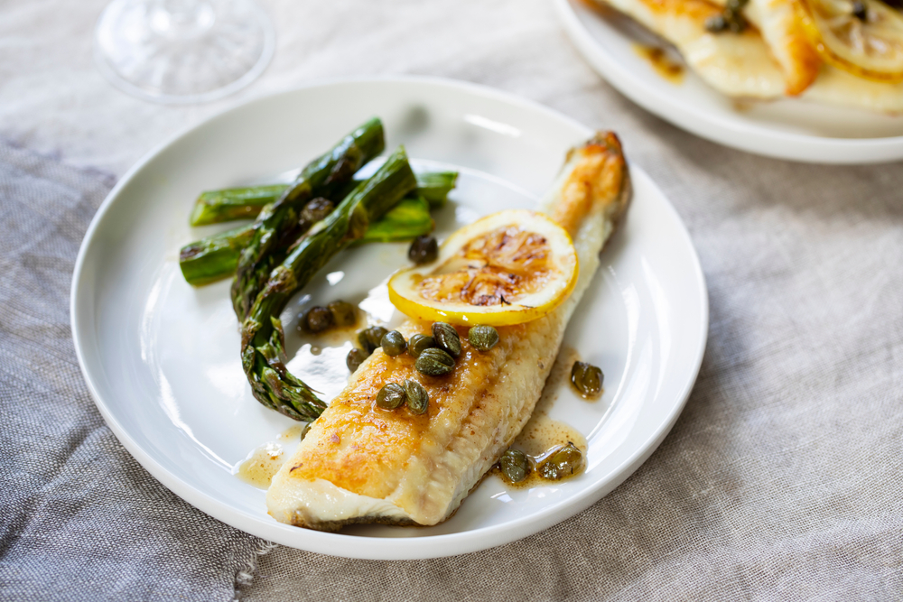 Sogliola con limone e asparagi