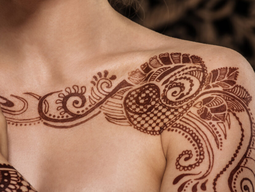 Come rimuovere un tatuaggio all'henné