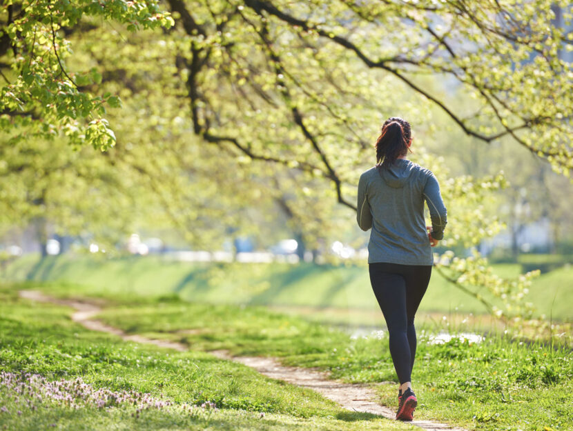 Ragazza cammina nel parco