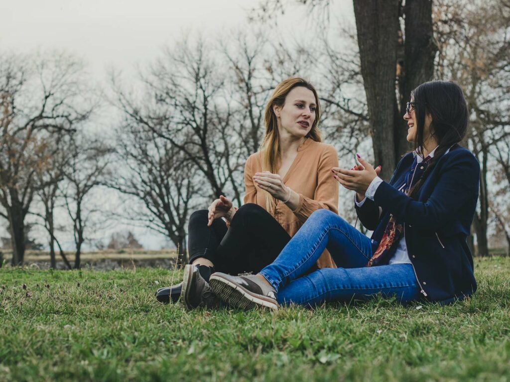 amiche che parlano