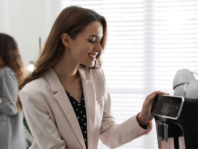 Donna che fa il caffè con le cialde