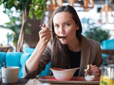 Bon ton: come si mangia correttamente una zuppa?