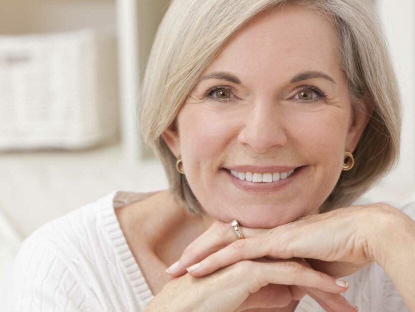 denti bianchi 50 anni donna sorride