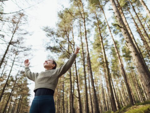 Che cos’è la meditazione camminata (e perché può davvero servirti)