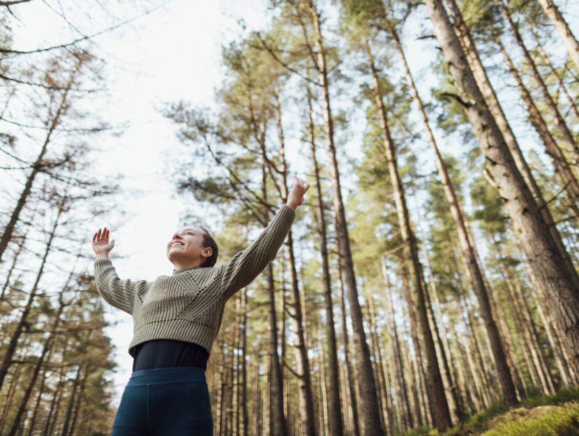 Che cos'è la meditazione camminata (e perché può davvero servirti)