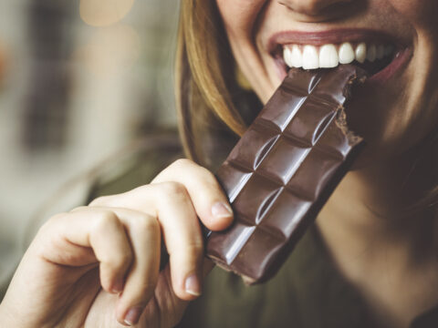 Il cioccolato fondente è buono e fa anche bene: i motivi sono questi