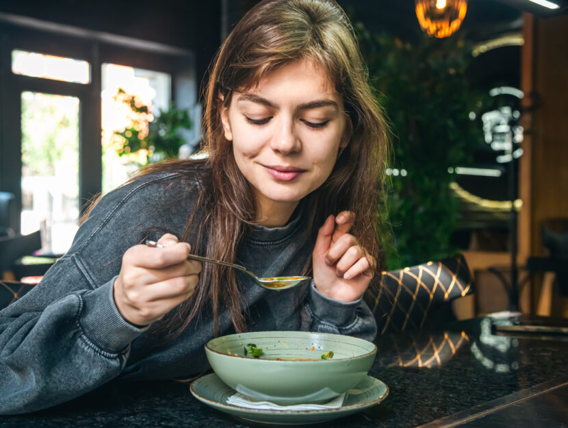 Bon ton: come si mangia correttamente una zuppa?