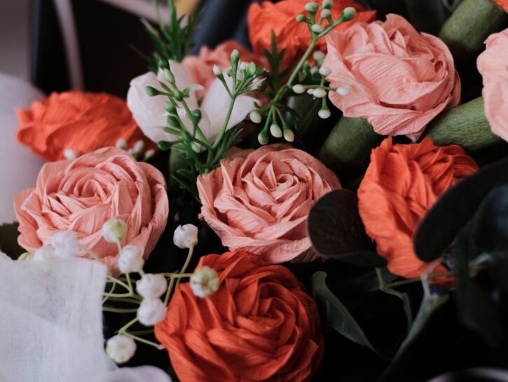 Come decorare la parete con dei fiori di carta riciclata