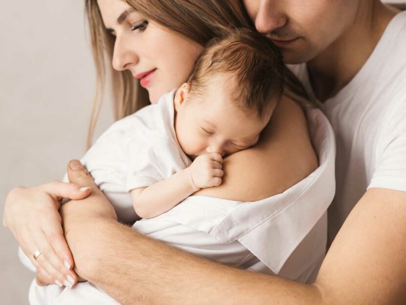 mamma papà e neonato