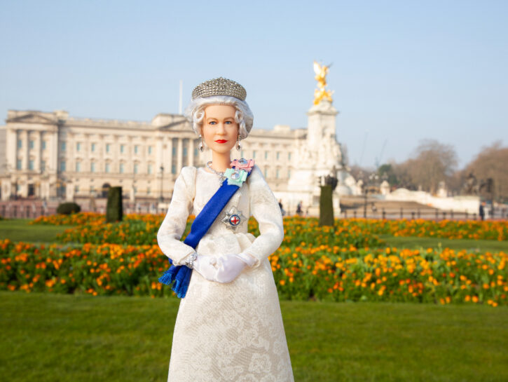Arriva la Barbie Regina Elisabetta II per i 70 anni di regno