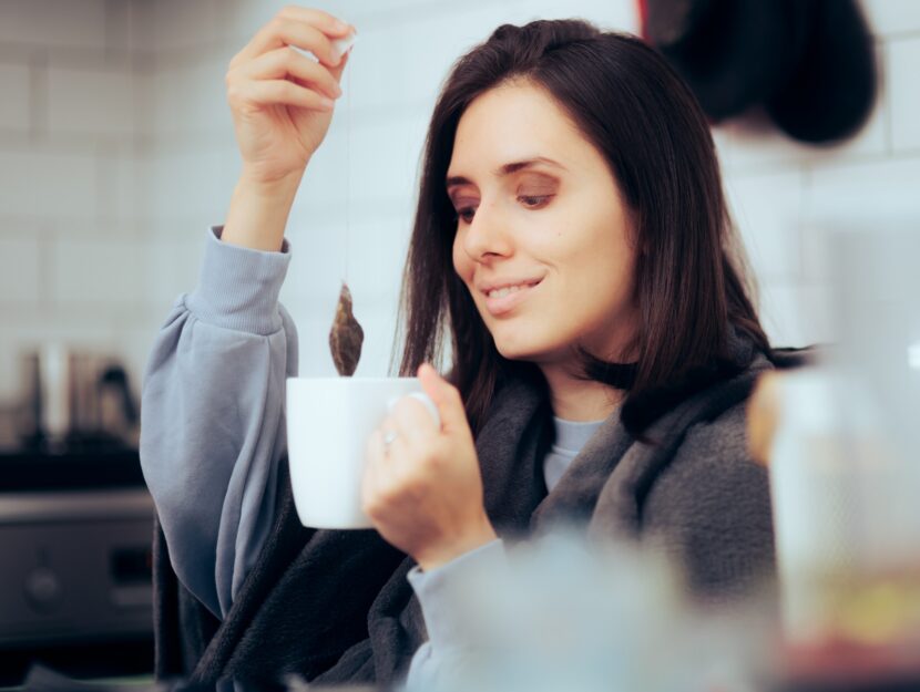 ragazza che beve un tè