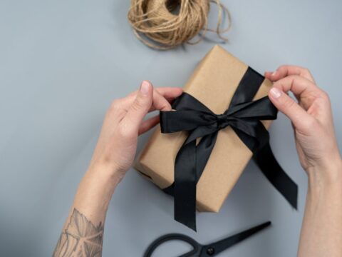Come trasformare una scatola di cartone in un elegante pacchetto regalo