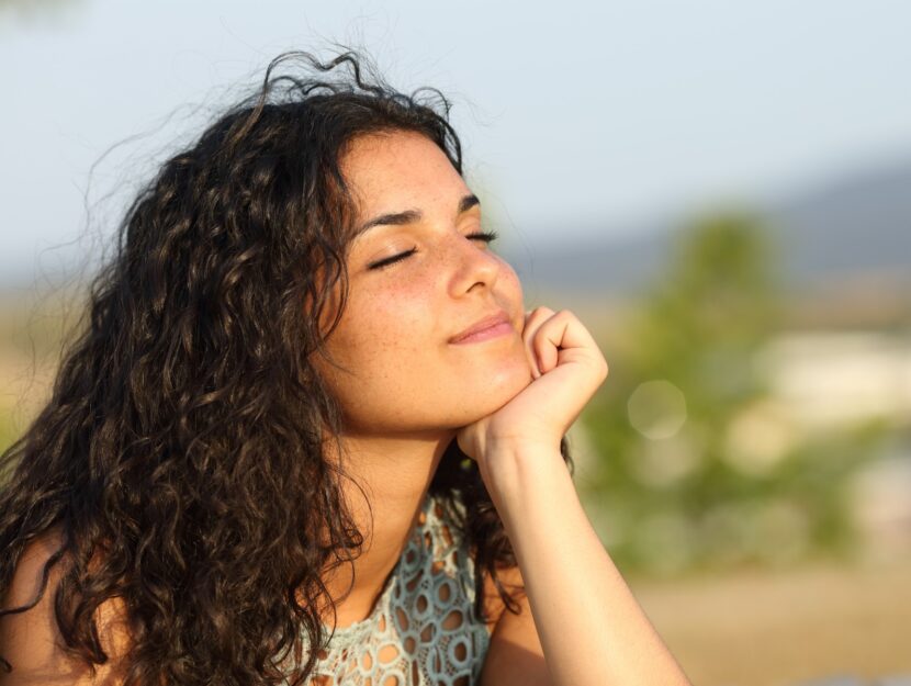 ragazza che prende il sole