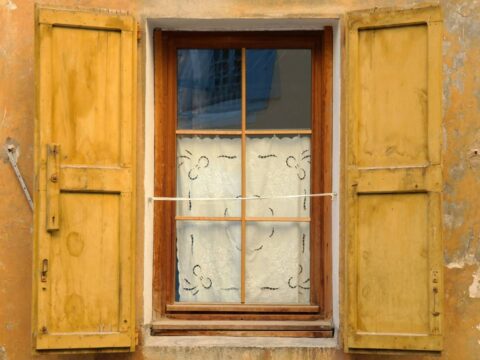 Come riverniciare vecchie finestre di legno