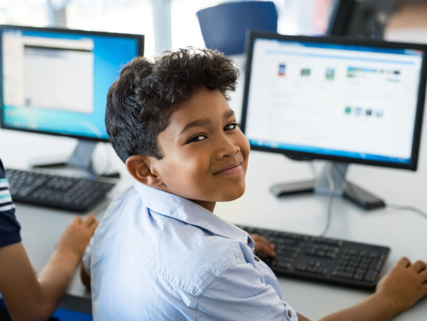 Bambino straniero computer scuola