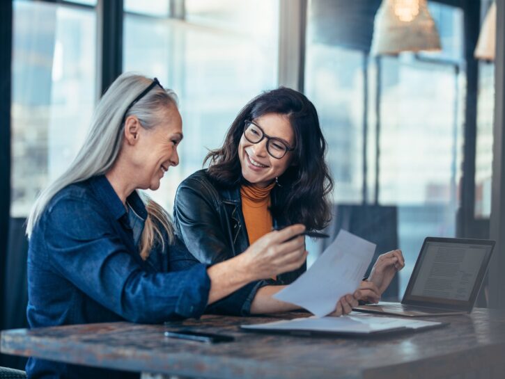Qual è il modo giusto per relazionarsi a persone più grandi e mature?