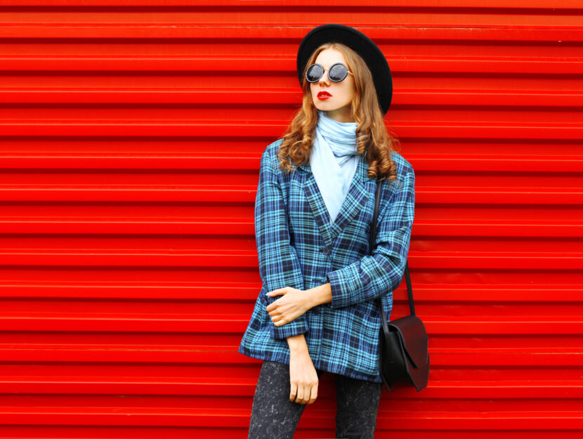 Donna moda giacca blu sfondo rosso