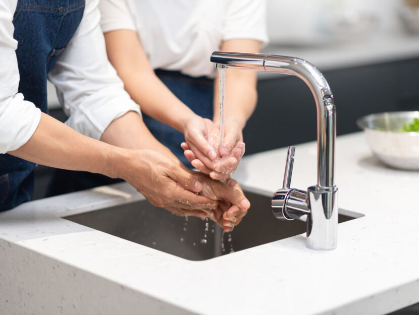Coppia Lavarsi le mani rubinetto cucina acqua
