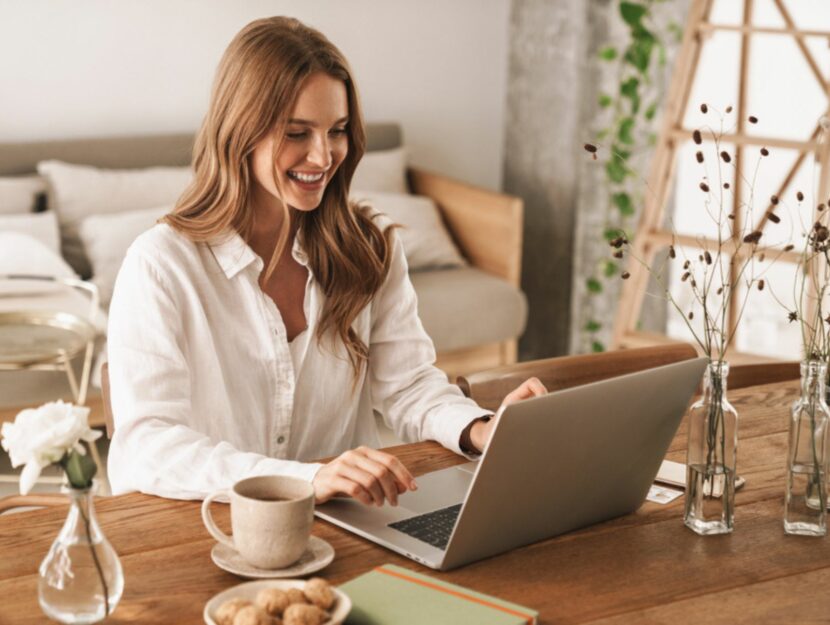 Donna sorridente al computer