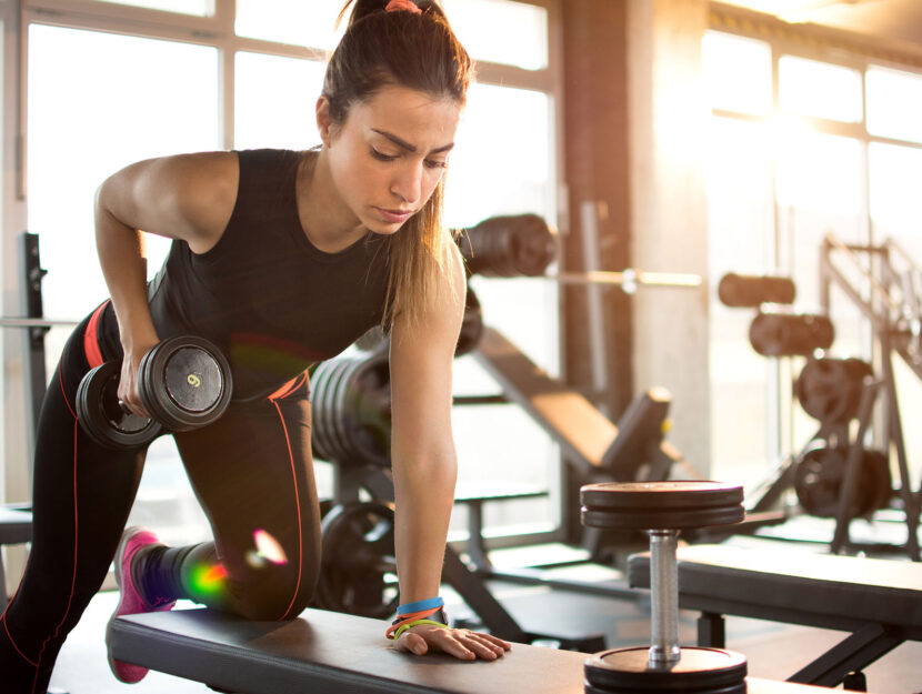 Ragazza allenamento palestra