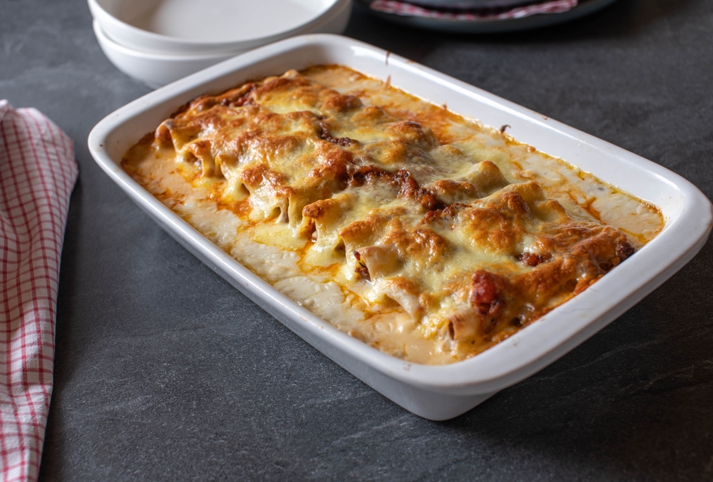 Cannelloni ripieni senza sugo in una pirofila